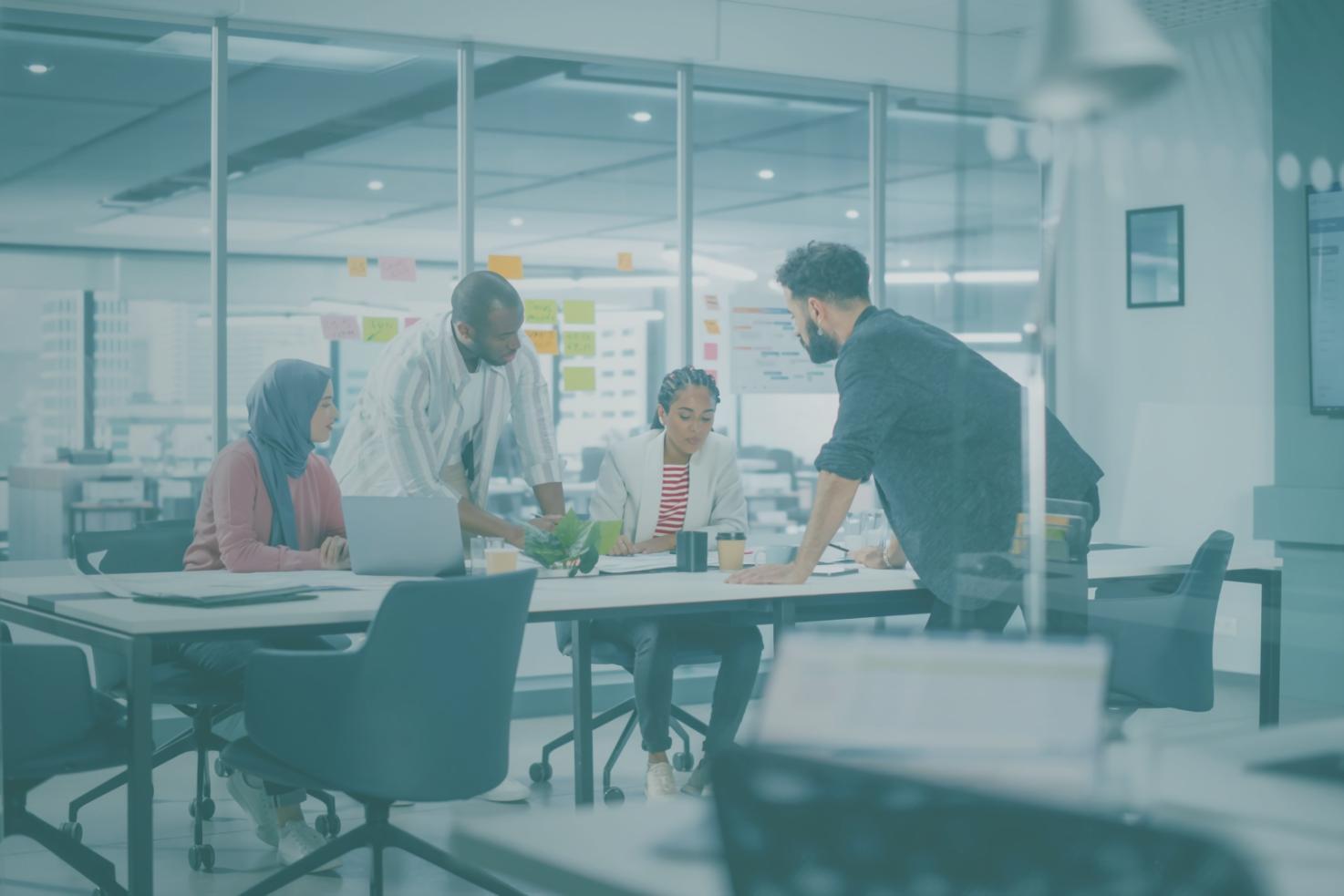 Professionelle Finanzberatung in modernem Büroumfeld