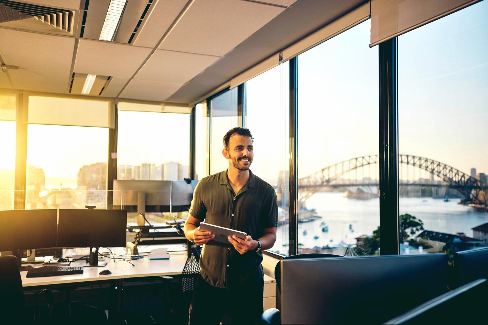 Modernes Büro mit offener Atmosphäre und natürlichem Licht