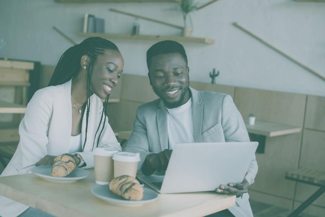 Person plant Finanzen mit verschiedenen Lernmaterialien