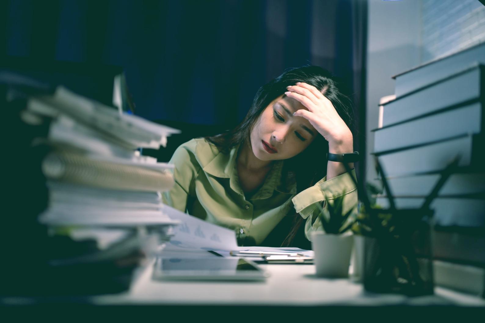 Entspannte Besprechung im modernen Beratungsraum