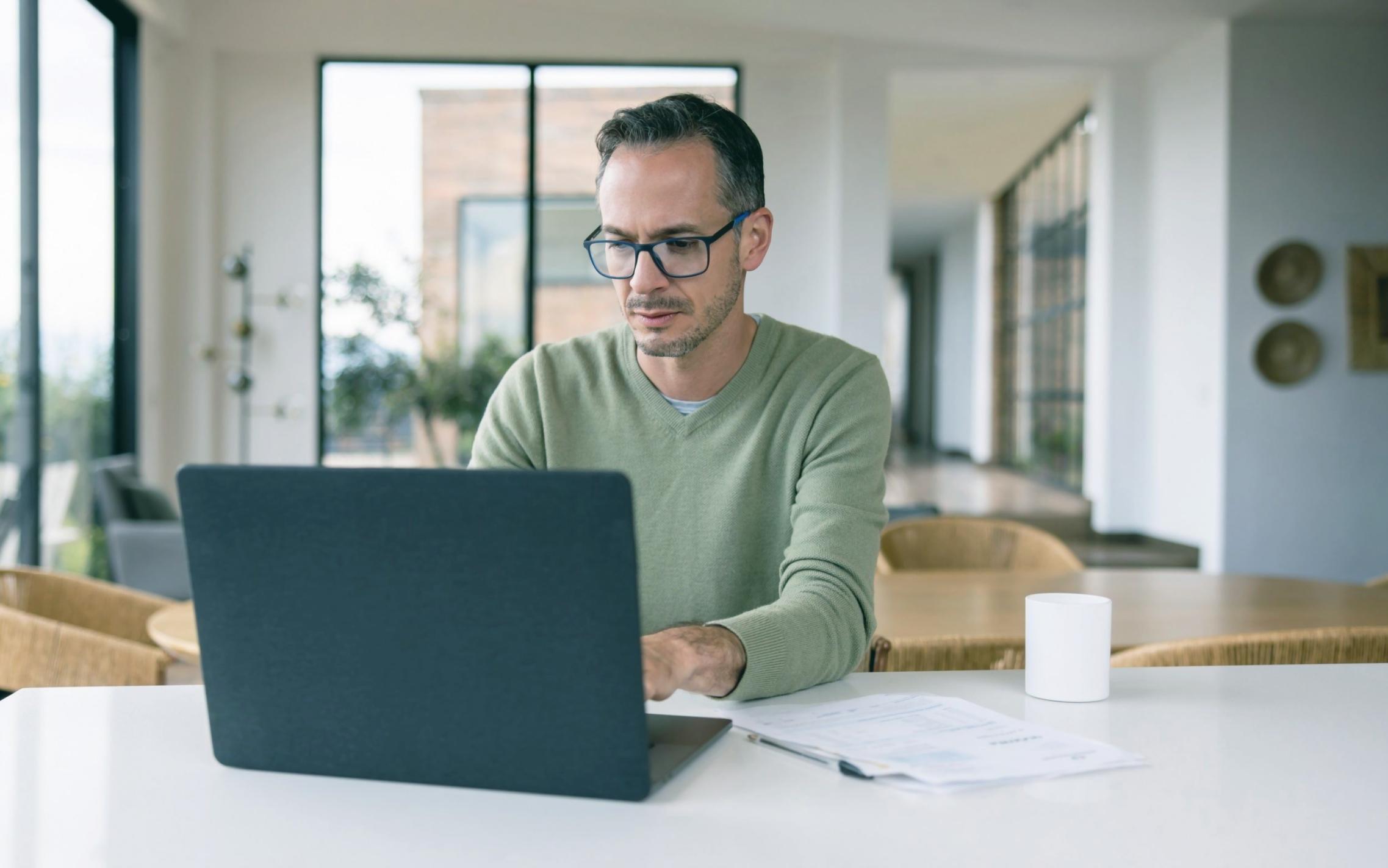 Detailaufnahme einer Finanzanalyse auf dem Schreibtisch
