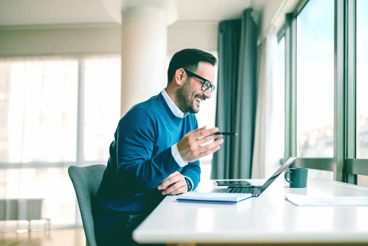 Team bei der gemeinsamen Besprechung von Finanzkonzepten